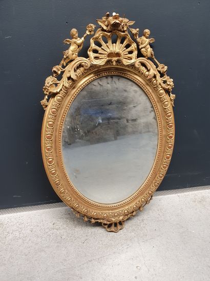 null Miroir de forme ovale en bois et stuc doré de style Louis XV

Epoque XIXe

91...
