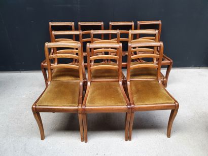 null Ensemble de 10 chaises à dossier barrettes en bois naturel 

De style

(manques...