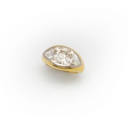 null Yellow gold pavement ring with a cushion-cut diamond weighing 2.58 cts (NR-SI1)...
