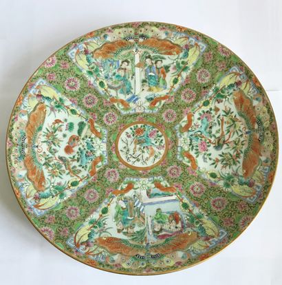 CHINE CHINA - Canton

Large porcelain dish with polychrome and gilt decoration of...