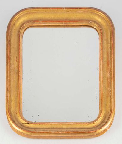 null Small rectangular mirror in wood and gilded stucco, the corners rounded

34...
