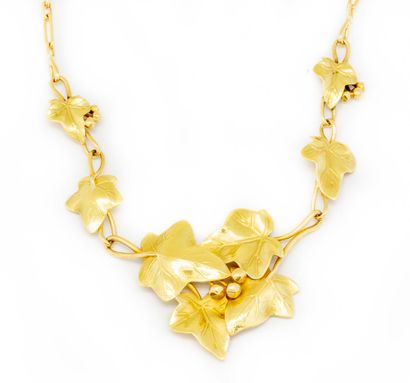 YACONO Gold necklace decorated with liere leaves

From the house of Jean-Marc YACONO

Gross...