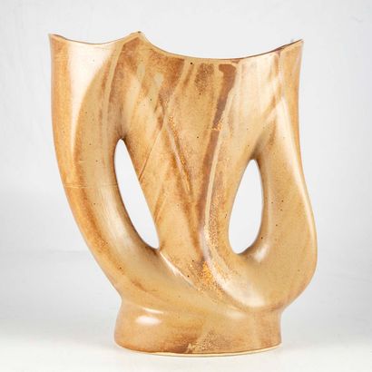 VALLAURIS VALLAURIS

Vase à anse en grés émaillé

Signé sous la base

H. : 33 cm...