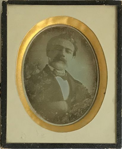 null Oval view daguerreotype representing a portrait of a man. Middle 19th century

11,5...