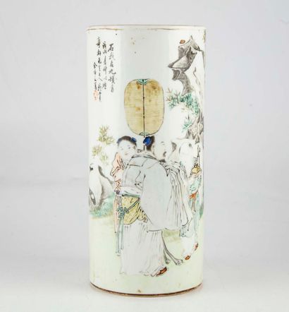 CHINE CHINE - XXe

Vase rouleau en porcelaine émaillée à décor de personnage à la...