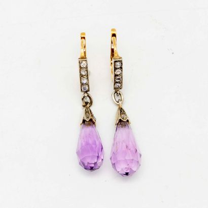 null Boucles d'oreilles en or jaune ornées de gouttes en amethystes, le fermoir épaulé...