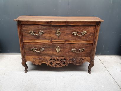 null Natural wood molded chest of drawers. Carved apron and openwork of a shell....