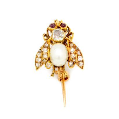 Yellow gold bee brooch with pearl and diamond...