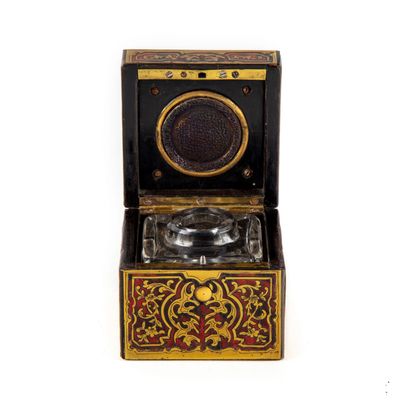 null Travelling inkwell in a Boulle marquetry box

Brass and horn, glass interior

Napoleon...