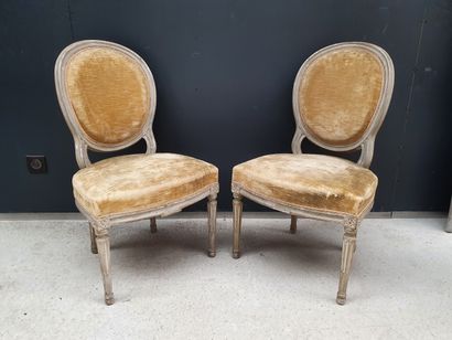 null Pair of chairs in cream lacquered wood. Medallion back. Arched seat resting...