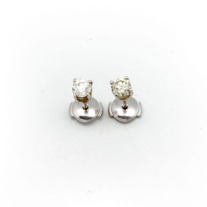 null Pair of 18k white gold ear studs set with two diamonds weighing 0.30 ct. each

Gross...