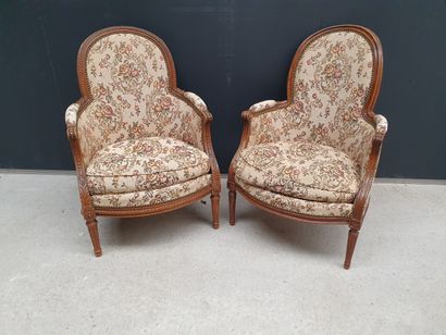 null Pair of moulded natural wood bergères with rounded cabriolet backs

Louis XVI...