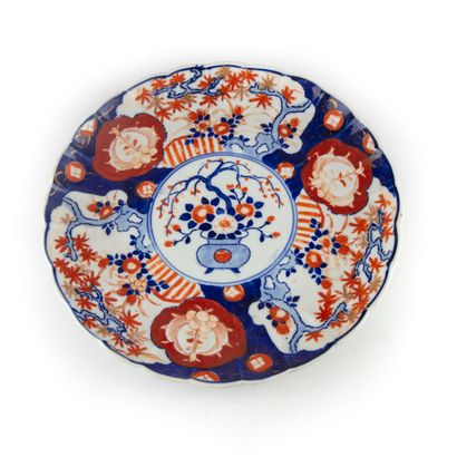 JAPON JAPAN - 19th century

Large porcelain dish with blue, red and gold decoration,...