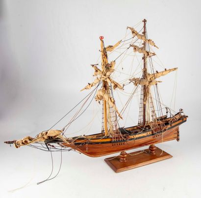 null Model of a wooden schooner

H. 44 cm ; W. 57 cm ; D. 10 cm 

(Damage and missing...