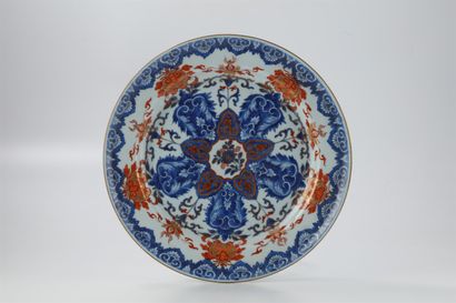 CHINE CHINA

Set of six round porcelain dishes, four large and two medium-sized with...