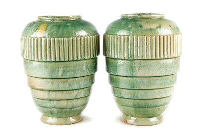null Pair of celadon enamelled stoneware vases with decreasing registers

Art Deco...