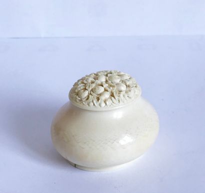 null Ivory snuffbox. The lid carved with flowers

Dieppe work, 19th century

H. 4,5...