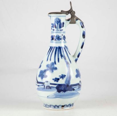 CHINE CHINA

Ceramic pitcher with blue and white decoration. Pewter lid

H. 23 c...