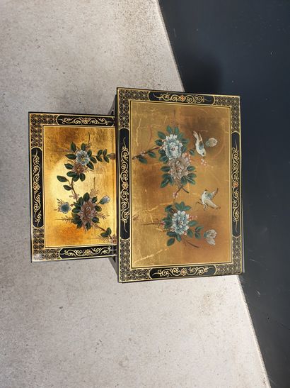 null Set of two lacquered wood nesting tables, top decorated with birds on a gold...