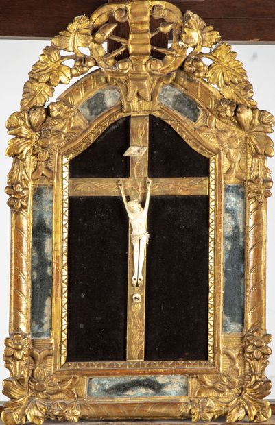 null Jansenist Christ on the cross in bone in a gilded wood frame with vine and foliage...