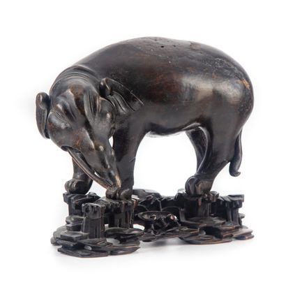 CHINE CHINA

Statuette of elephant in patinated bronze. Wooden base

L. 24 cm

Missing...