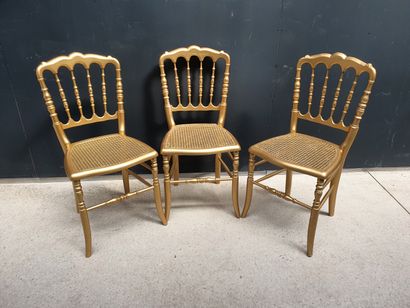 null Trois chaises volantes en bois doré à dossier barreaux. Style Napoléon III