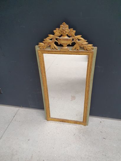 null Miroir de forme rectangulaire en bois doré et laqué vert, à décor de coupe fleurie.

Epoque...