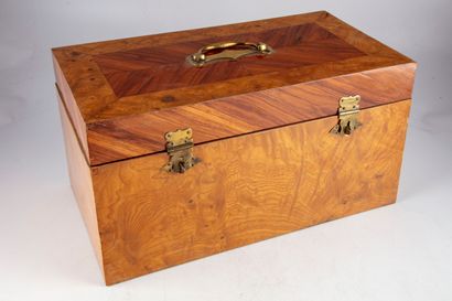 null Large rosewood and elm burr marquetry box, gilt brass handle and lock. 

19th...