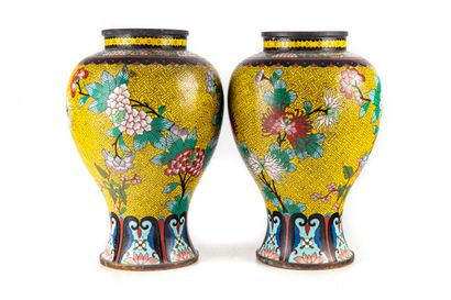 CHINE CHINE XXe

Paire de vases en métal à décor en émaux cloisonnés de pivoines...