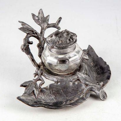 null Regula inkwell with a central reservoir decorated with laurel leaves

H. 9 cm...