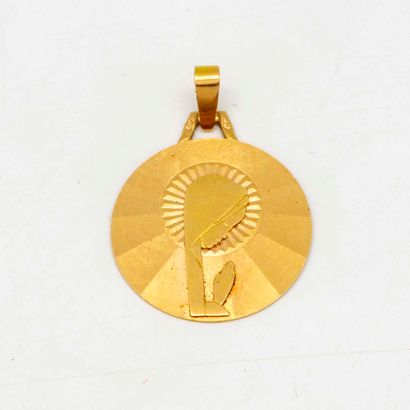 Vers 1970 
Médaille en or ornée de la Vierge...