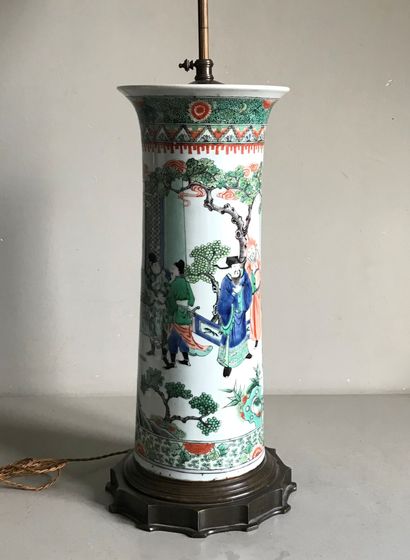 CHINE CHINE 

Important vase rouleau à col évasé en porcelaine à décor tournant d'émaux...