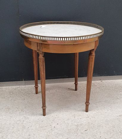 null Petite table bouillotte de style Louis XVI en bois naturel, plateau en marbre...