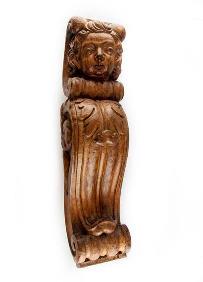 null Carved wooden element with puti head decoration. 

H. Height : 77 cm