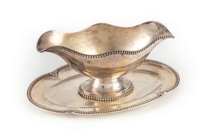 null Silver sauceboat model with pearl frieze and a crowned "D". 

M.O. : EP (unidentified)...