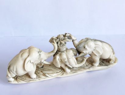 ASIE ASIA

Ivory Okimono representing three elephants 

Late 19th - early 20th century

H....