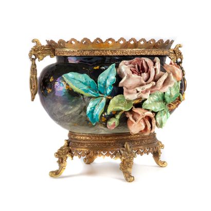 GILLE Edouard GILLE (1868-1895)

Jardinière en barbotine à décor polychrome de roses...