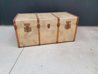 null Large travel trunk made of parchment-like cardboard and wood.

(Wear)