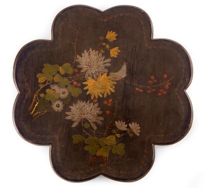 CHINE CHINA - Circa 1900

Four-leaf clover-shaped box in grey lacquer with polychrome...