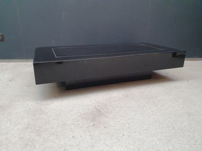 null Rectangular coffee table in black plastic with brass inlay. Circa 1970/80

H....