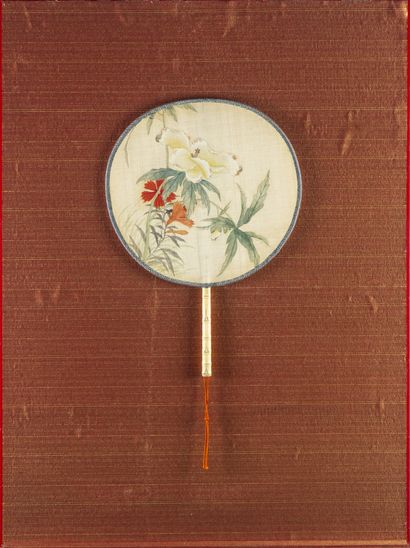 CHINE CHINA - 19th century

Two silk fans painted with ink and decorated with flowers,...