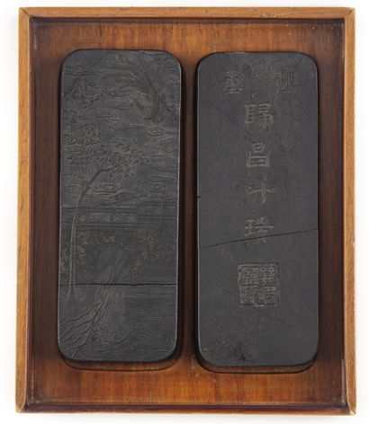 CHINE CHINA - 20th century

Two damaged ink stamps in a glass box

Dimensions of...