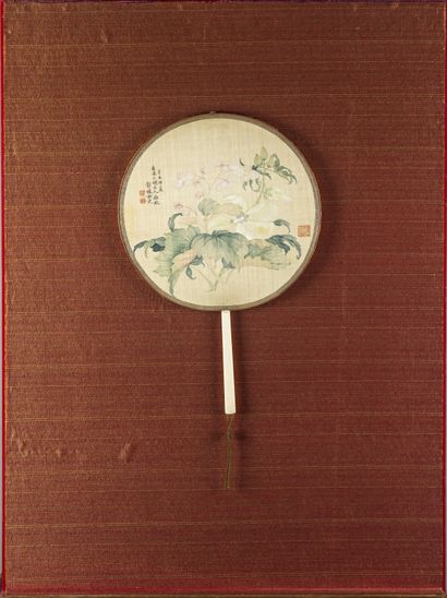 CHINE CHINA - 19th century

Two silk fans painted with ink and decorated with flowers,...