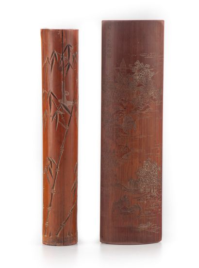 CHINE CHINA - 20th century

Set including :

- A bamboo wrist rest with carved decoration...