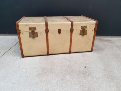 null Large travel trunk made of parchment-like cardboard and wood.

(Wear)