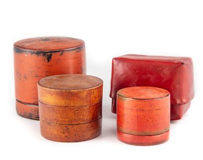 CHINE CHINA - 20th century

Set of four red lacquered wood boxes

H. 5,5 cm to 9,5...