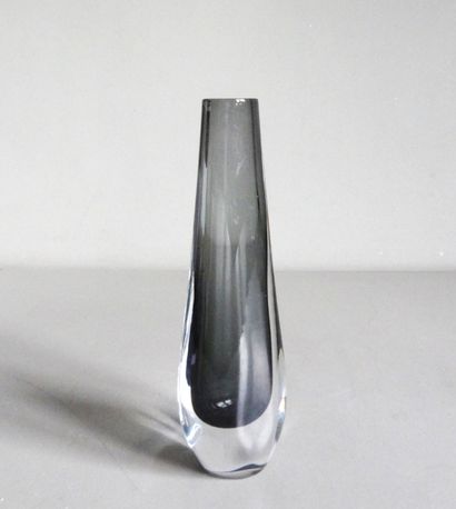null Vase soliflore en verre de couleur grise reposant sur une base transparente.

Travail...