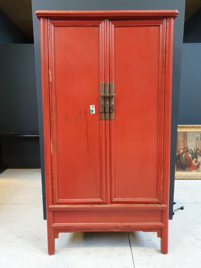 CHINE CHINA - 20th century

Red lacquered wood cabinet with two doors

H. 206 cm...