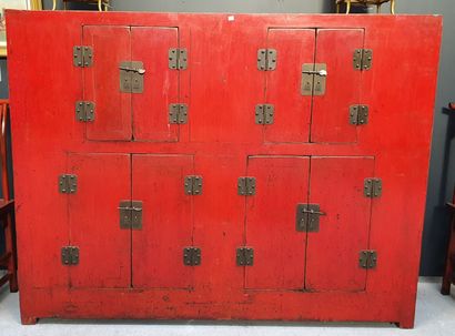 CHINE CHINE - XXe

Meuble en bois laqué rouge ouvrant à huit vantaux

H. : 142 cm...