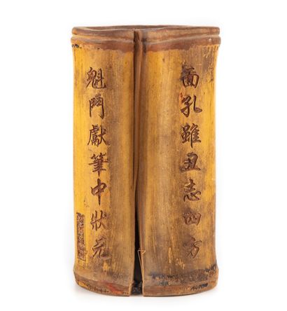CHINE CHINE - XXe

Pot à pinceaux en bambou gravé à décor de calligraphie

H. : 17...